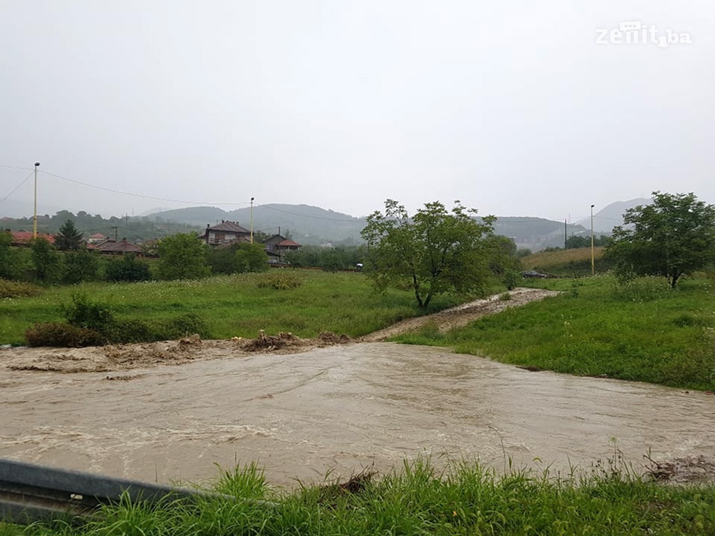 Nevrijeme u Zenici izazvalo novi saobraćajni kolaps (FOTO)