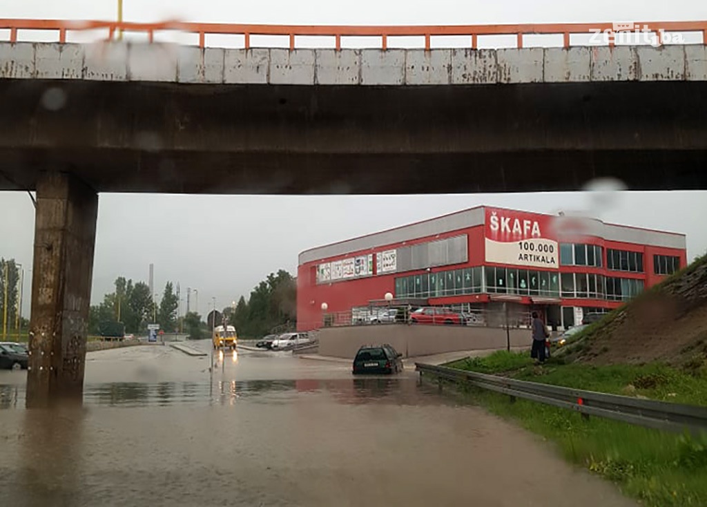 Nevrijeme u Zenici izazvalo novi saobraćajni kolaps (FOTO)