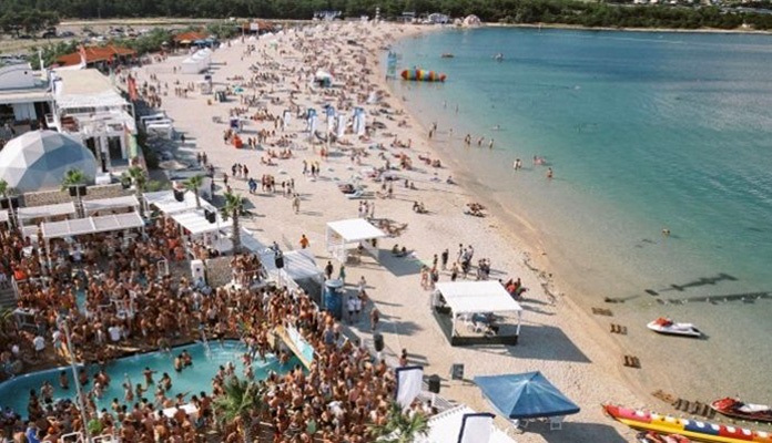 Velike kazne za razgolićene turiste na Jadranu
