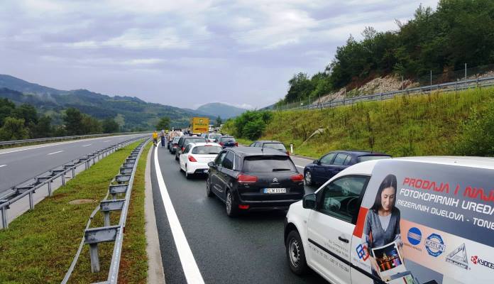 Saobraćajna na dionici autoputa Kakanj-Zenica, dva lica povrijeđena