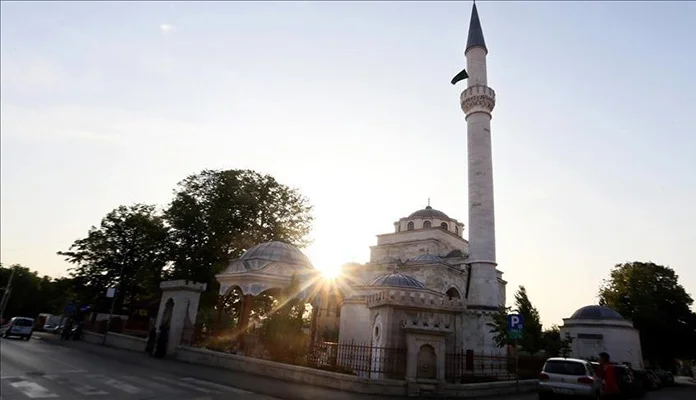 Nekoliko osoba iz vatrenog oružja pucalo na džamiju Ferhadiju