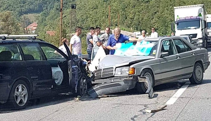 Saobraćajna u mjestu Hece kod Zenice, tri osobe povrijeđene
