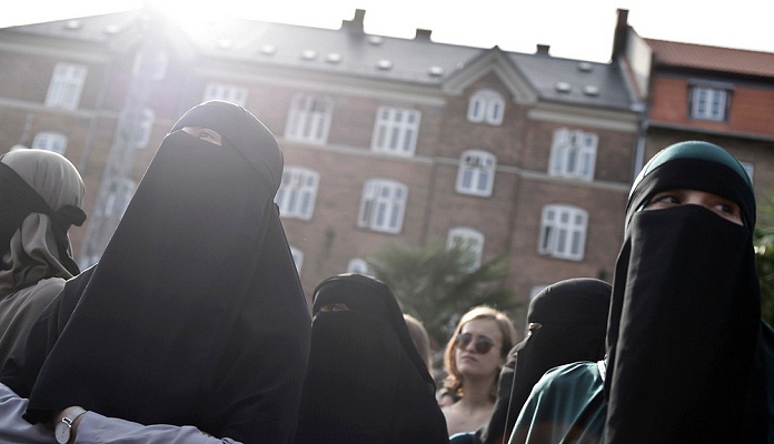 Muslimanke u Danskoj protestovale protiv zabrane pokrivanja lica (VIDEO)