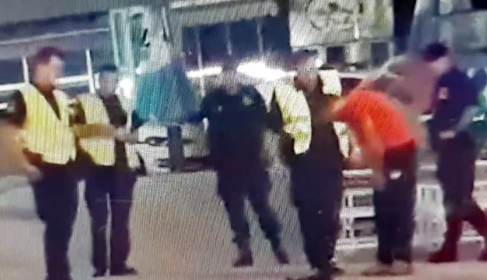 Policajac u Sarajevu šamarao građanina, ostali posmatrali (VIDEO)