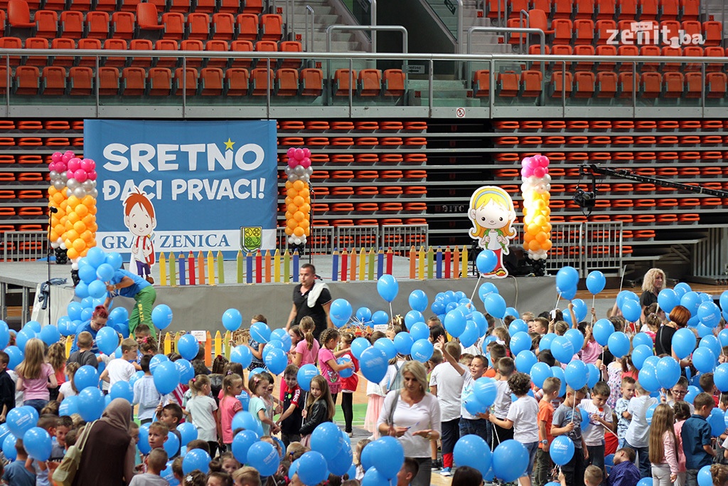 U Zenici održana manifestacija “Sretno đaci prvaci” (FOTO)