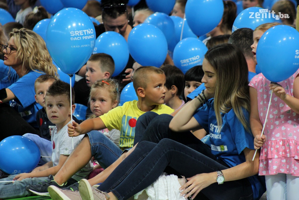 U Zenici održana manifestacija “Sretno đaci prvaci” (FOTO)