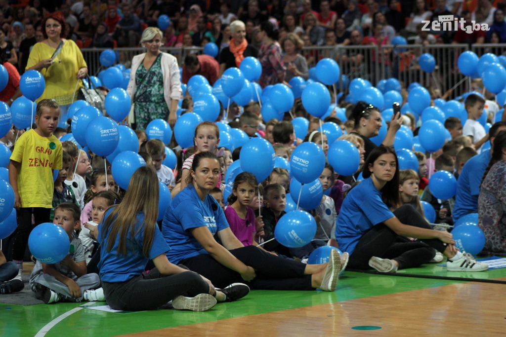 U Zenici održana manifestacija “Sretno đaci prvaci” (FOTO)