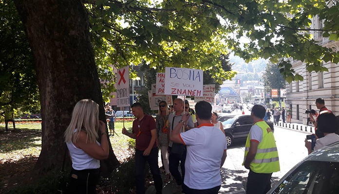 Počeo protest prosvjetnih radnika u Sarajevu zbog malih plata
