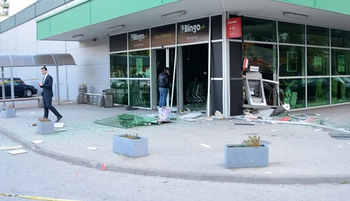 Raznijeli bankomat, pokupili novac i pobjegli “Golfom 2”