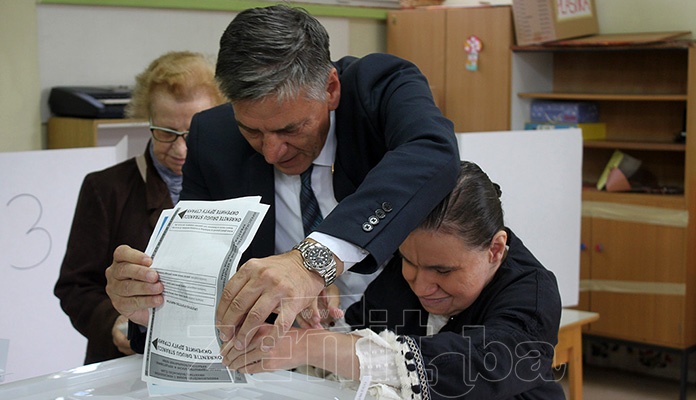 Svoju građansku dužnost obavio i gradonačelnik Zenice (FOTO)