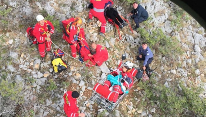 Migranti iz BiH pokušali ući u Hrvatsku preko Dinare, spašavala ih gorska služba