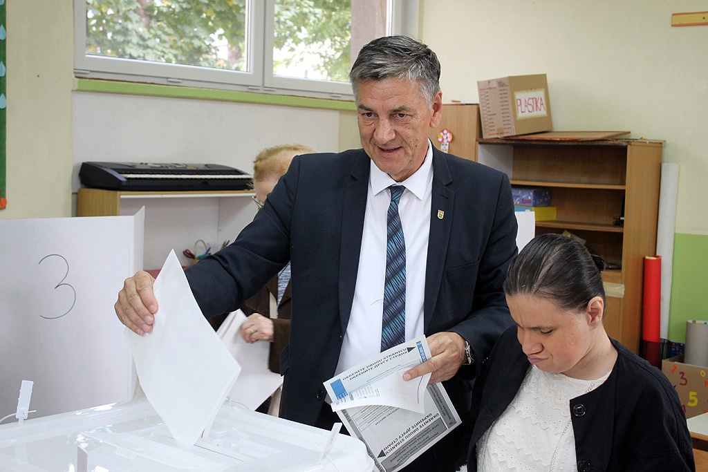 Svoju građansku dužnost obavio i gradonačelnik Zenice (FOTO)