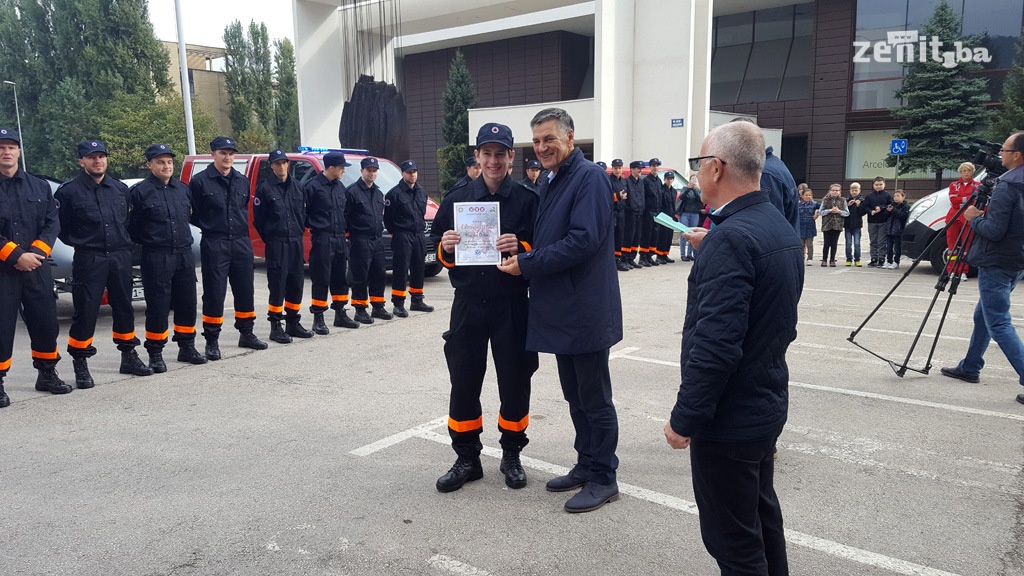 U Zenici upriličeno postrojavanje pripadnika Samostalne službe zaštite i spašavanja (FOTO)