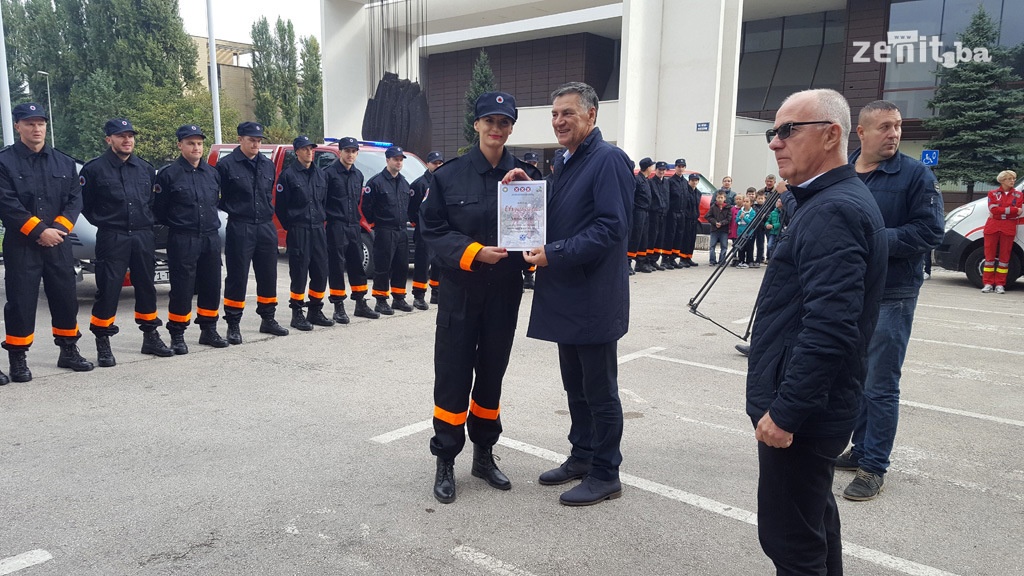 U Zenici upriličeno postrojavanje pripadnika Samostalne službe zaštite i spašavanja (FOTO)