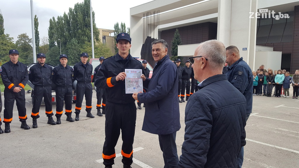 U Zenici upriličeno postrojavanje pripadnika Samostalne službe zaštite i spašavanja (FOTO)