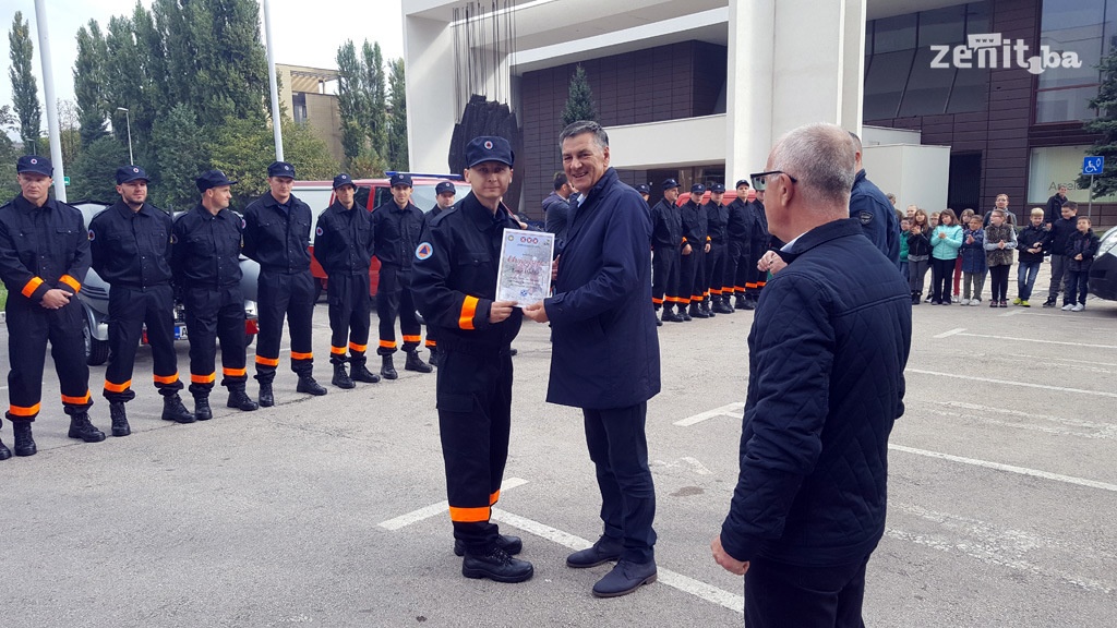 U Zenici upriličeno postrojavanje pripadnika Samostalne službe zaštite i spašavanja (FOTO)