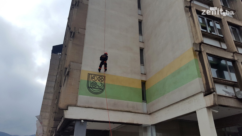 U Zenici upriličeno postrojavanje pripadnika Samostalne službe zaštite i spašavanja (FOTO)