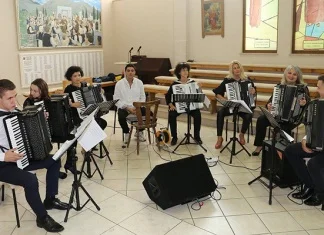 Harmonikaški ansambl “Anantango” iz Zenice nastupa u Pragu
