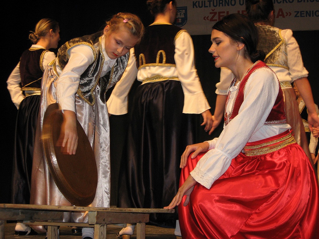 U Zenici održana 16. smotra Folklornih društava BiH (FOTO)