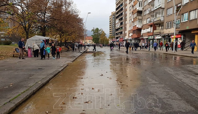 Zbog pucanja cijevi centar Zenice ostao bez snadbjevanja vodom