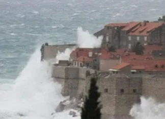 U Dubrovniku zabilježeni talasi viši od devet metara (VIDEO)