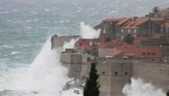U Dubrovniku zabilježeni talasi viši od devet metara (VIDEO)