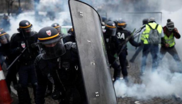 Suzavcima i vodenim topovima protiv demonstranata