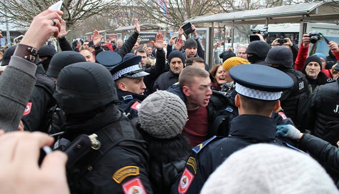 Policija RS-a počela sa razbijenjem protesta, policajci koristili palice