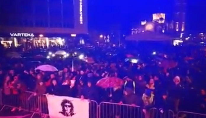 Banjalučani protestuju protiv održavanja koncerta Harisa Džinovića (VIDEO)