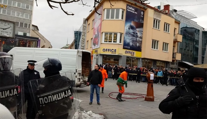 Uklonjena pesnica i Davidove fotografije s banjalučkog trga