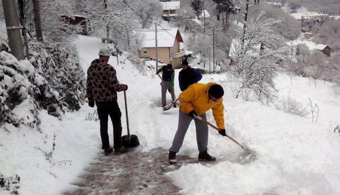 Potukli se zbog čišćenja snijega, tri osobe zatražile medicinsku pomoć