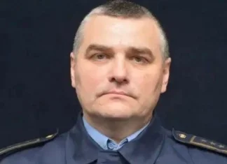 Otkriven identitet policajca koji je nogama udarao staricu na Trgu Krajine (VIDEO)