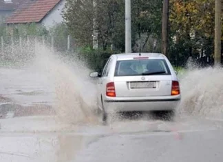 Vozači oprez, kolovoz je mokar, učestali odroni na putu