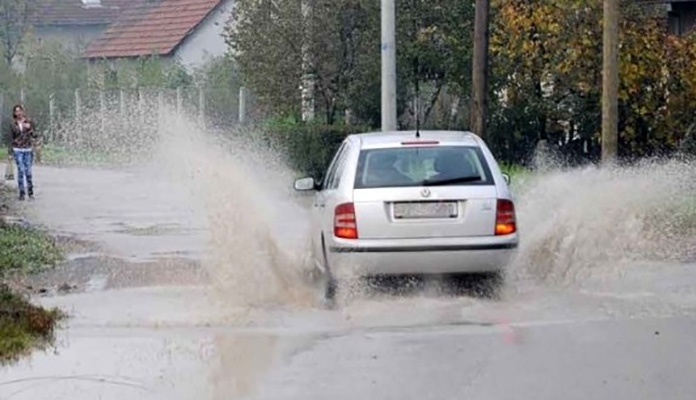 Vozači oprez, kolovoz je mokar,  učestali odroni na putu