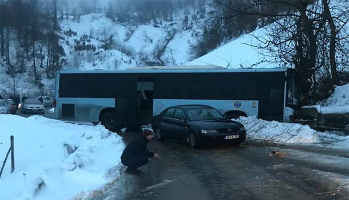 Autobus s putnicima kod Zenice proklizao na cesti i udario u drvo