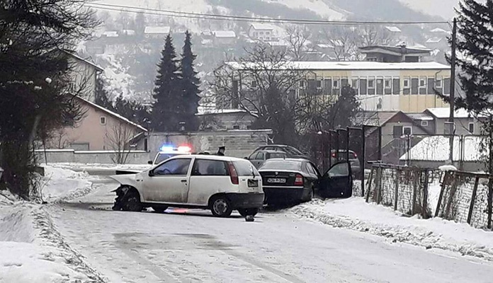 Saobraćajna u naselju Raspotočje, četiri osobe povrijeđene