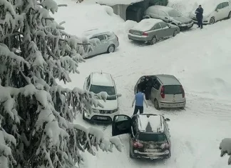 Vozila na Vlašiću zaglavila u snijegu, a policija kaznila za nepropisno parkiranje