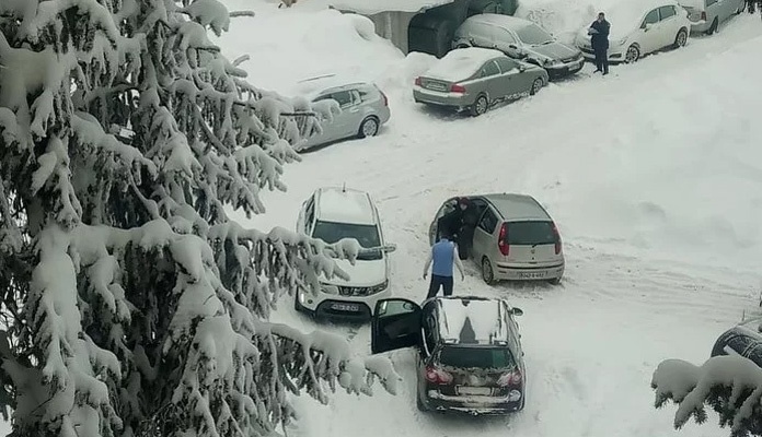 Vozila na Vlašiću zaglavila u snijegu, a policija kaznila za nepropisno parkiranje