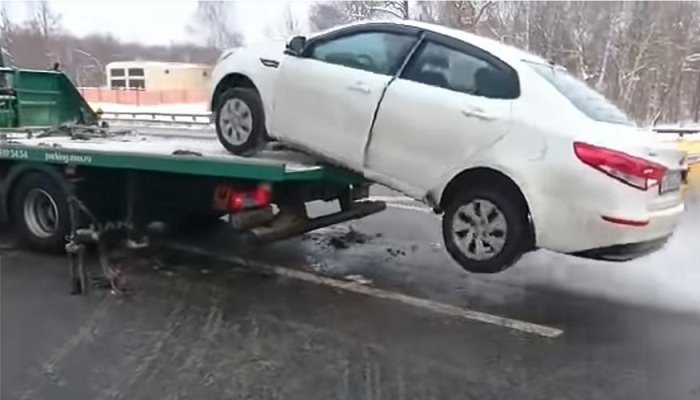 Ruski vozač spustio automobil sa vozila šlep-službe (VIDEO)