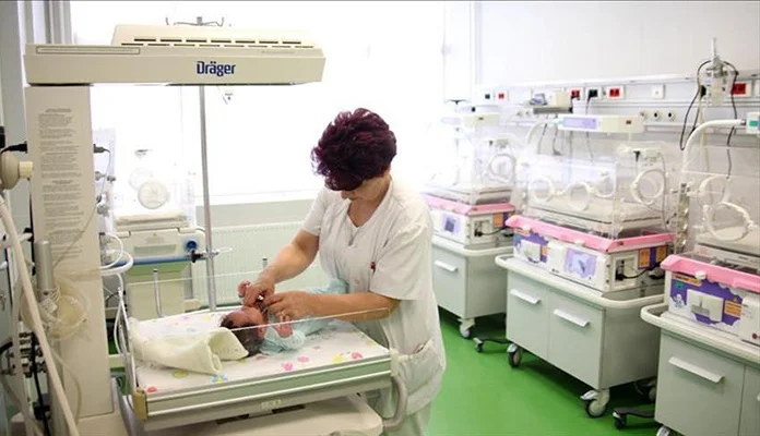 Žene protiv žena u Parlamentu FBiH: Zašto je odbijen zakon o pratnji na porodu, uprkos vapajima majki i struke?