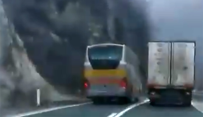 Autobus hercegovačkog prevoznika preticao kamion na punoj liniji (VIDEO)