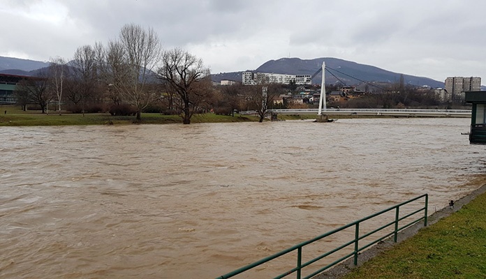 Vodostaj rijeke Bosne u Zenici sinoć dosegao kritičnih pet metara