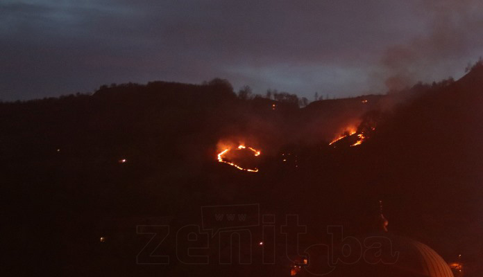 Gori dio šume kod Zenice (FOTO)