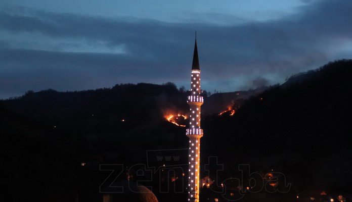 Gori dio šume kod Zenice (FOTO)