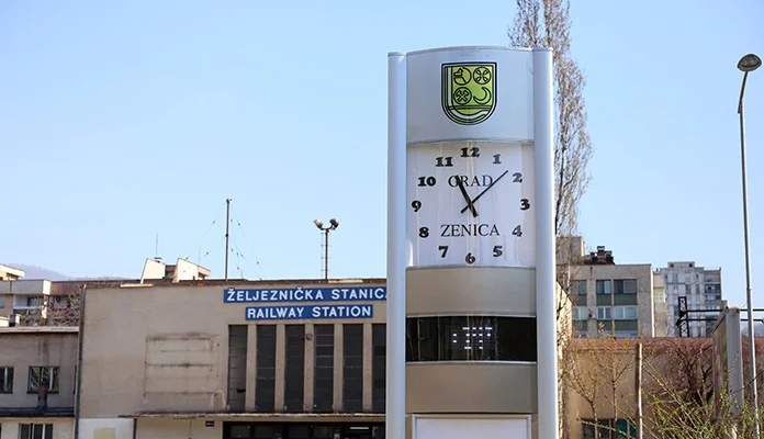 Novi javni satovi kod stadiona Bilino polje i željezničke stanice