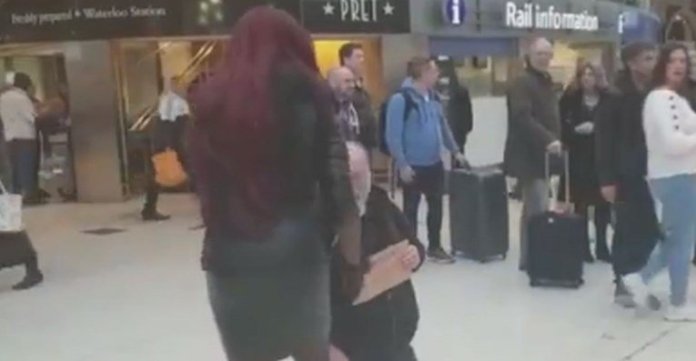 Policija zaustavila ženu koja je na povodcu vodila muškarca (VIDEO)