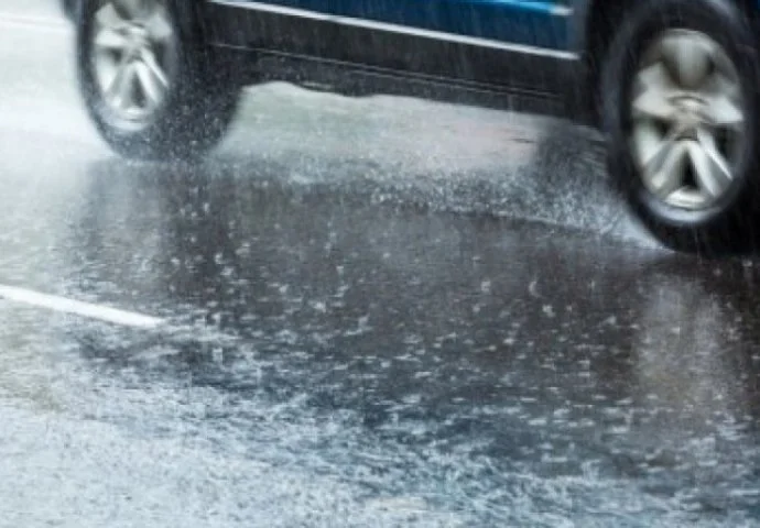 Klizav i mokar kolovoz u BiH