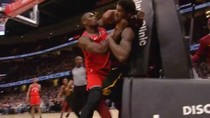 Tuča košarkaša Ibake i Chrissa rezultirala isključenjem (VIDEO)