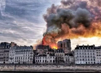 Vatrogasci nakon 8,5 sati borbe ugasili požar u katedrali Notre Dame