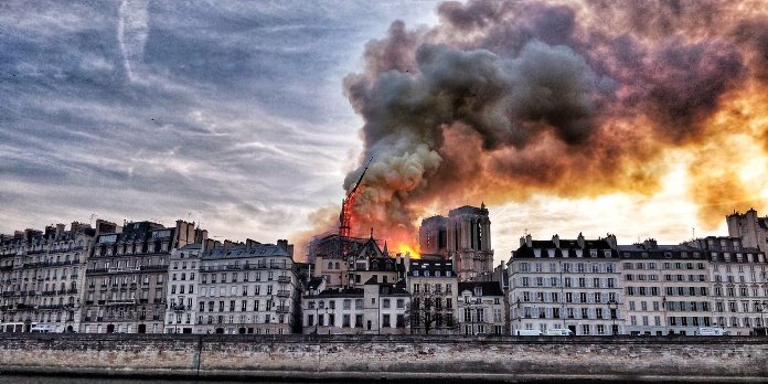 Vatrogasci nakon 8,5 sati borbe ugasili požar u katedrali Notre Dame